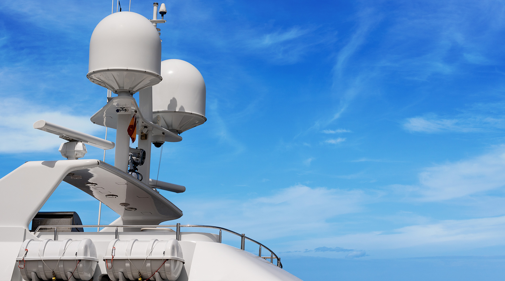 Radomes FRP personnalisés | Solutions légères, résistantes aux intempéries, transparentes RF